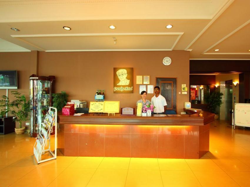 Grandpa Hotel Петалинг Джая Екстериор снимка