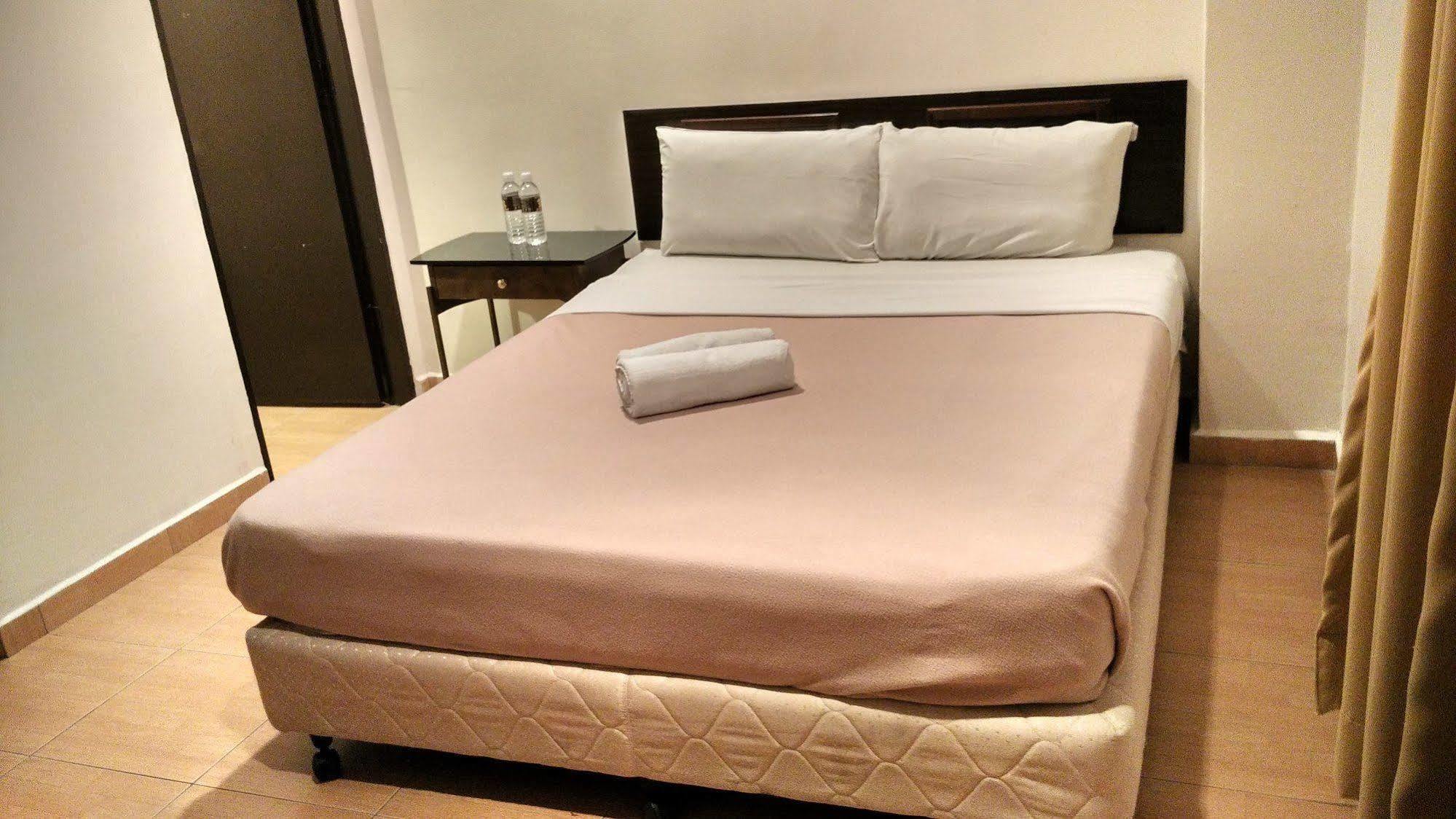Grandpa Hotel Петалинг Джая Екстериор снимка
