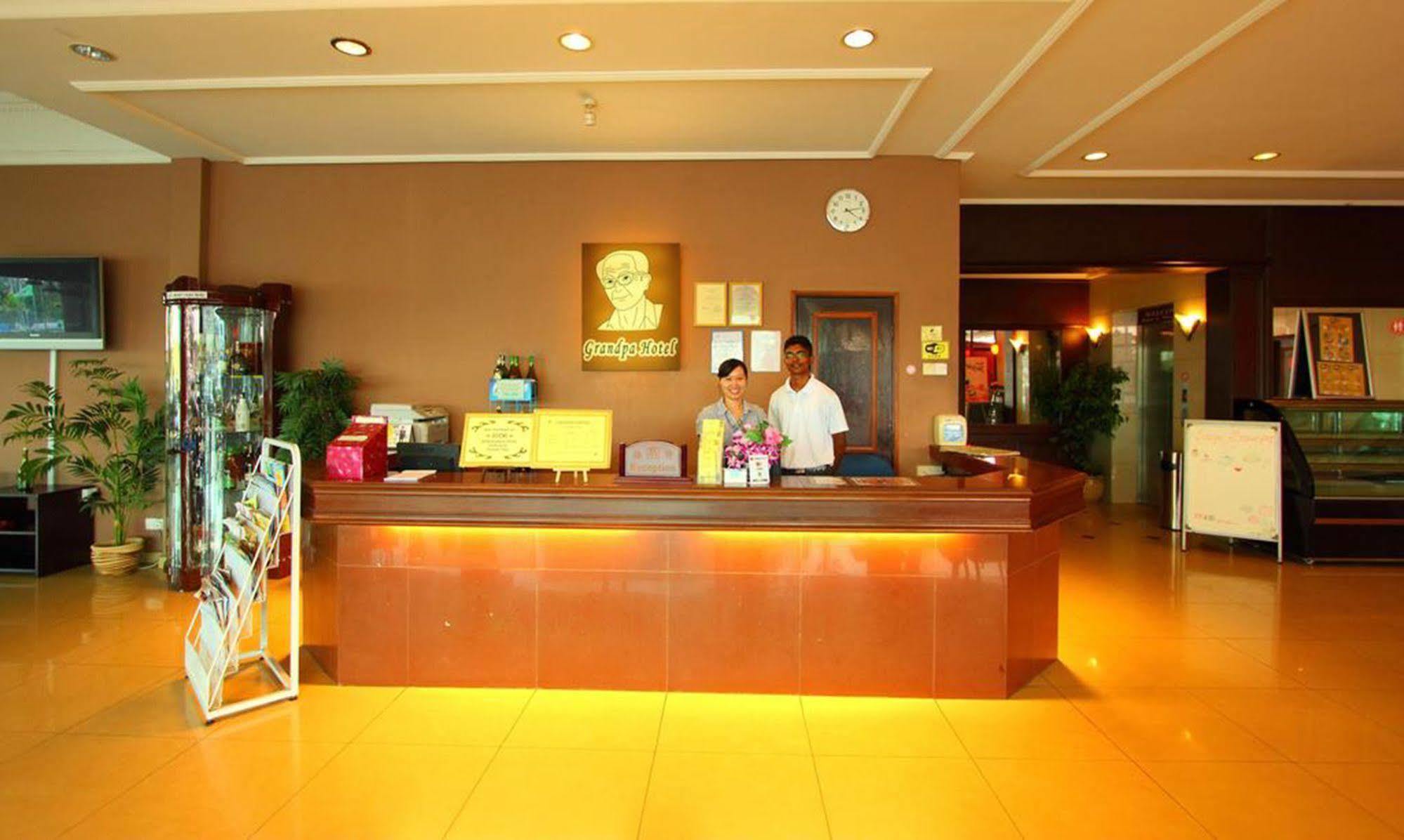 Grandpa Hotel Петалинг Джая Екстериор снимка